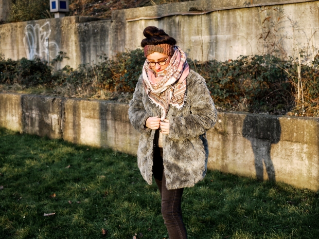 Streetstyle Fellmantel Fake fur coat DIY Stirnband Fashionblog NRW Bochum Ruhrgebiet Tine Evetheappleofmydiy (12)